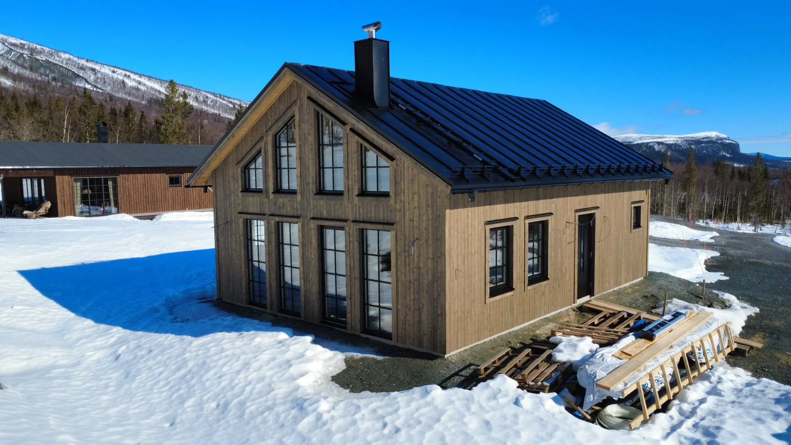 Nybyggd fjällstuga i fjällen