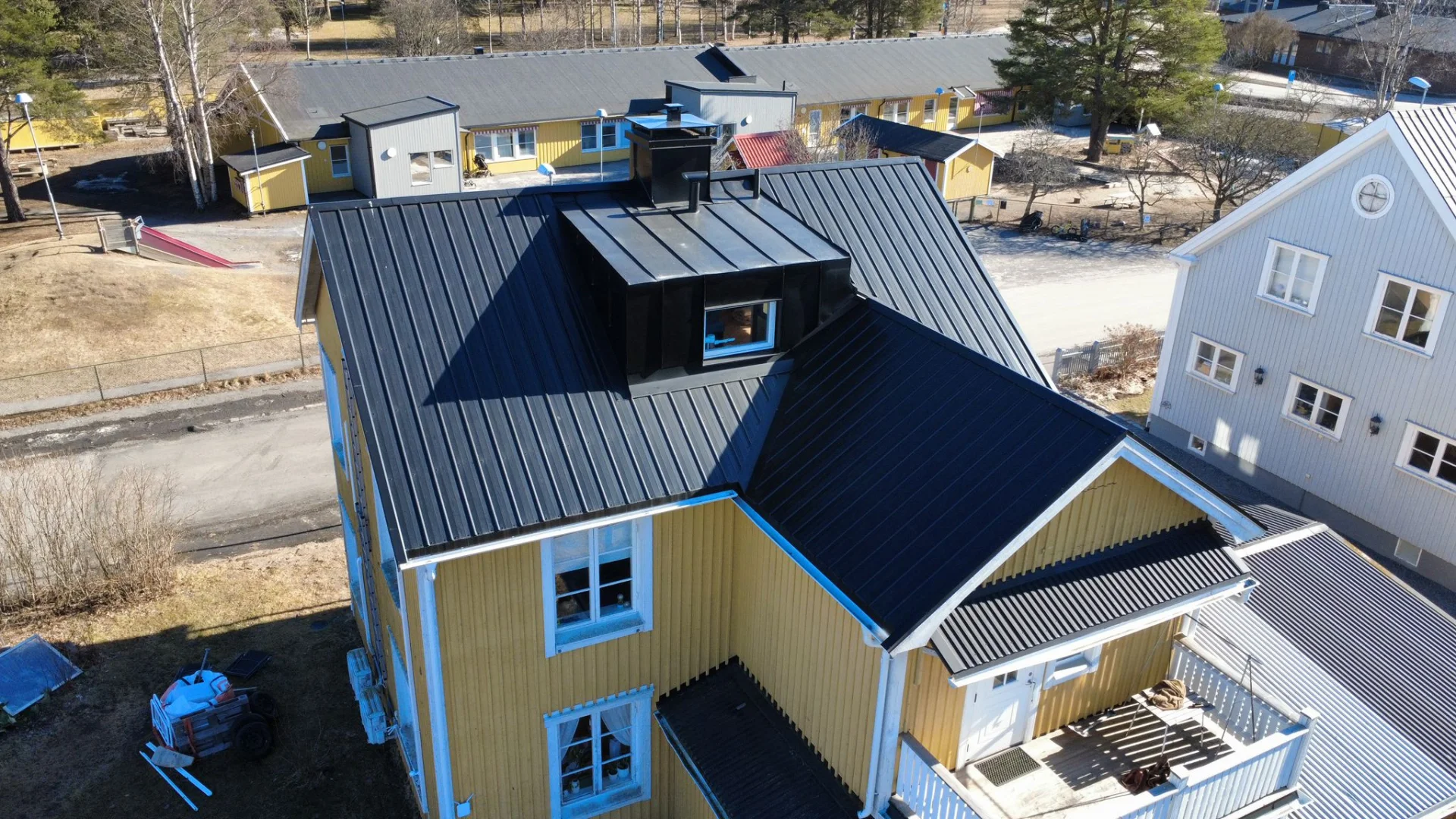 Takbyte - svart tak med takpannor