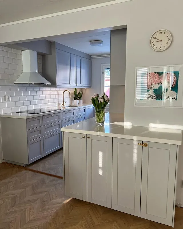 Kök - ljusgrått kök efter renovering