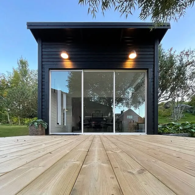 Modern paviljong byggd av Victors Bygg