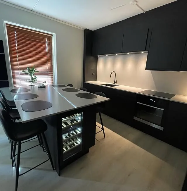 Kök - modernt svart kök med köksö