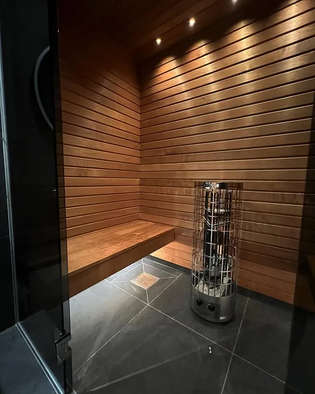 Badrum - duschvägg och kakel