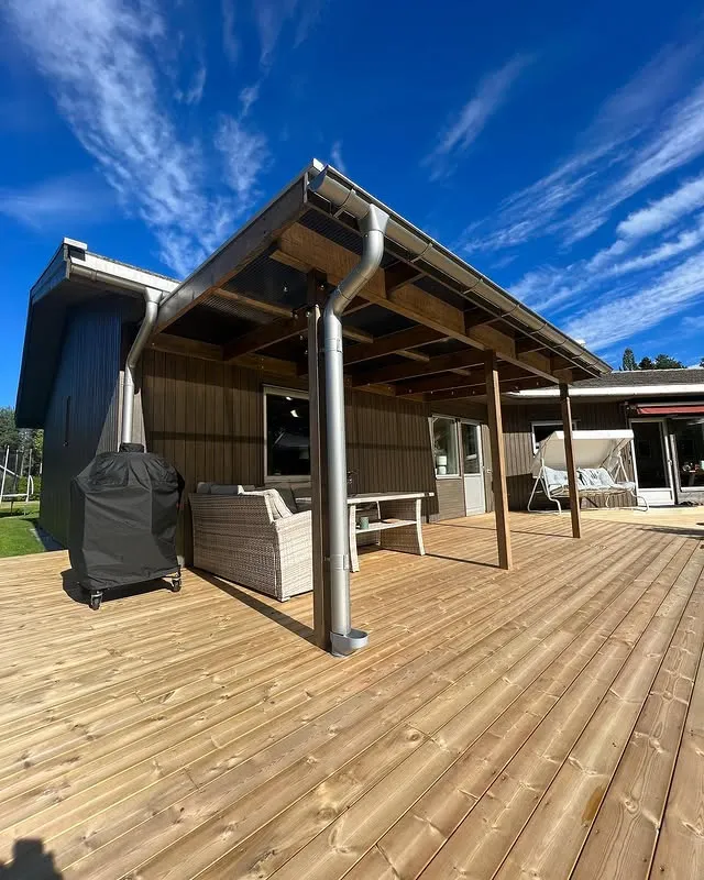 Modern uteplats med tak byggd av Victors Bygg