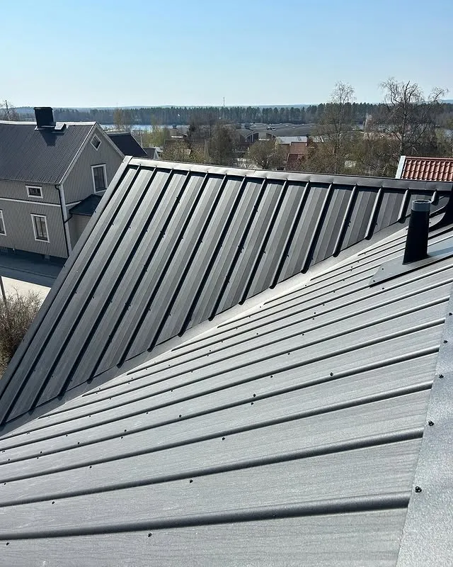 Takläggare monterar nytt tak i Umeå