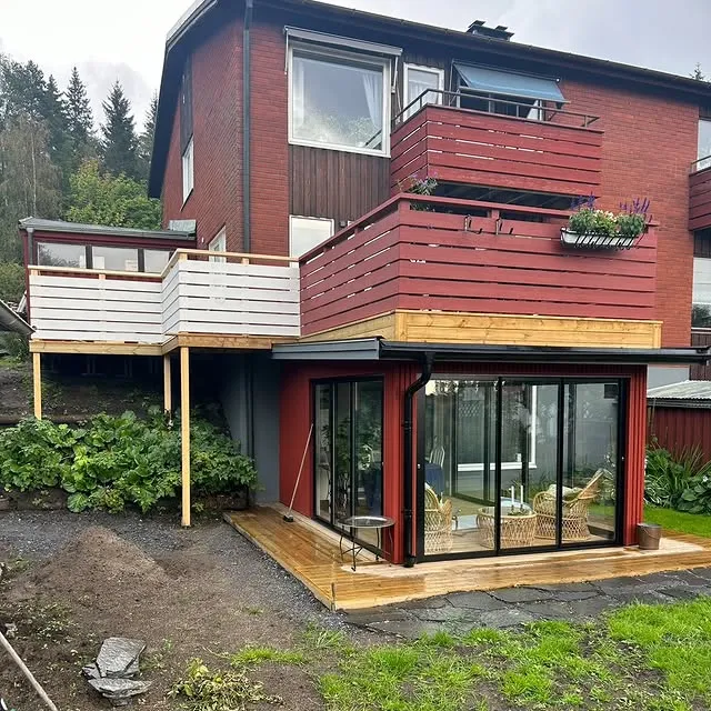 Rött hus med tillbyggnad i Umeå