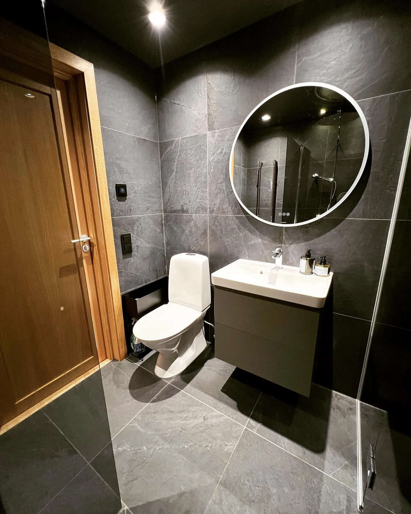 Badrum - modern renovering med LED-spegel