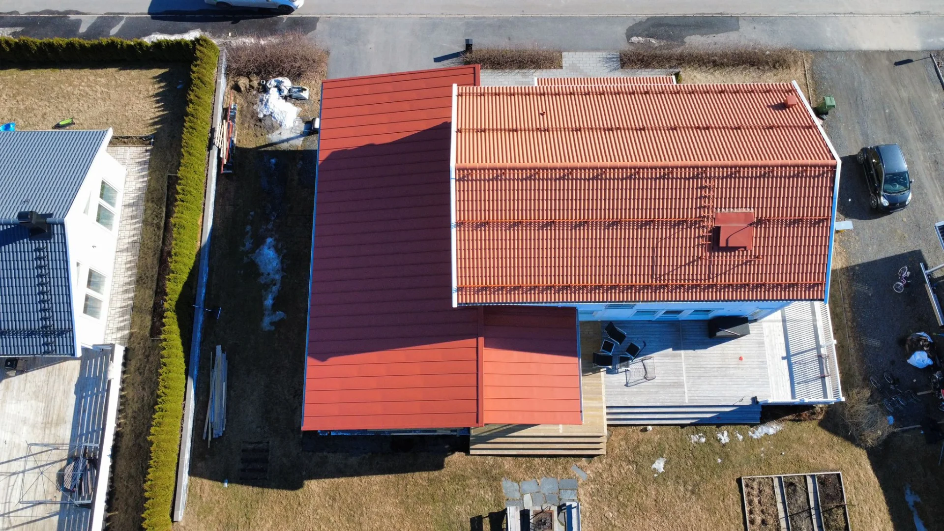 Utvändigt - trädgård och altan