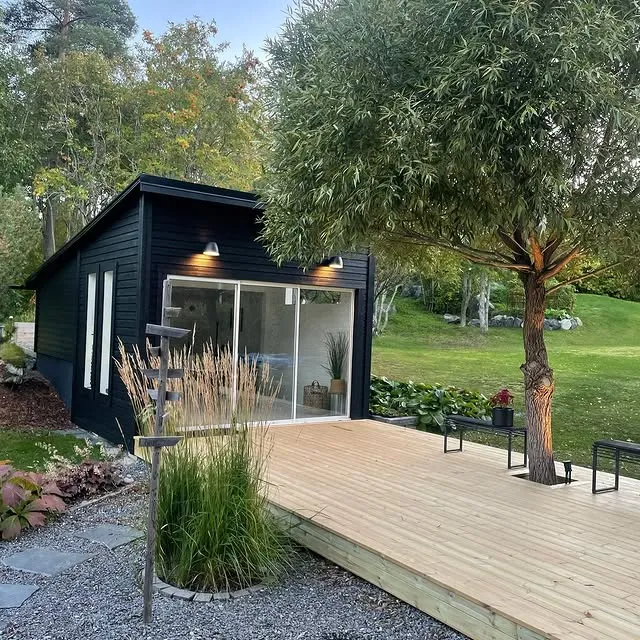 Friggebod och komplementbyggnad i höstmiljö, Umeå