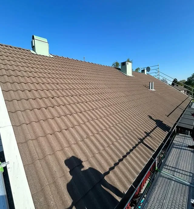 Takbyte - brunt tak med takpannor