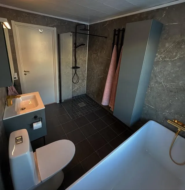 Badrum - marmor och badkar